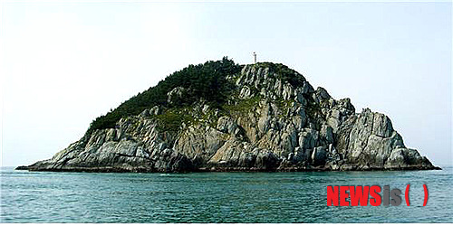 【제주=뉴시스】강정만 기자 =&nbsp; 제주특별자치도는 환경부에서 제주지역 무인도인 추자면 대서리 직구도·보론섬·수령섬과 제주도 소유인 추자면 예초리 염섬을 특정도서로 새로 지정했다고 31일 밝혔다. 이 가운데 보론섬(보름섬:사진)은 멸종위기속에 있는 매와 팔색조, 희귀식물인 섬천남성과 덩굴민백미꽃이 서식하고 있는 것으로 조사됐다. 2014.03,31 (사진= 제주도청 제공).&nbsp;&nbsp; photo@newsis.com&nbsp;&nbsp; 