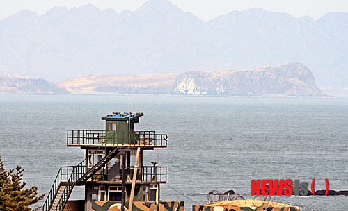 【서울=뉴시스】합동참모본부는 31일 "오늘 12시15분께부터 사격훈련을 시작한 북한 군이 사격훈련 도중 NLL 이남 해상으로 일부 낙탄되어 우리 군이 NLL 인근 이북 해상에 대응사격을 실시했다"고 밝혔다. 사진은 2013년 3월 인천 옹진군 백령도 초소에서 장병들이 북한 황해남도 월내도를 주시하고 있는 모습. 2014.03.31. (사진=뉴시스 DB) photo@newsis.com