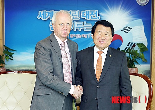 【대전=뉴시스】조명휘 기자 = 대전시는 31일 테크숍의 폴 더겐(Paul Duggan·왼쪽) 인터네셔널 경영대표이사가 투자사전 현지점검을 위해 대전을 방문해 염홍철 시장을 만나고 사이언스센터 부지와 ETRI, KAIST 등을 둘러봤다고 밝혔다. 2014.03.31. (사진= 대전시 제공)&nbsp;&nbsp; joemedia@newsis.com