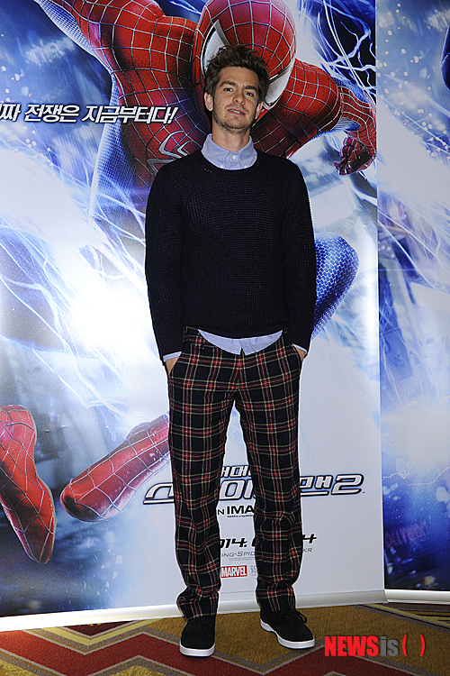 【도쿄=뉴시스】김태은 문화전문기자 = 마블 만화를 원작으로 한 할리우드 영화 ‘어메이징 스파이더맨2’(감독 마크 웹)가 31일 오후 일본 도쿄 리츠칼튼 호텔에서 아시아 투어 기자회견을 열었다. 제작자 애비 애러드(66), 매슈 톨마치, 감독 마크 웹(40)과 주연배우 앤드루 가필드(31), 에마 스톤(26), 악역으로 이번 2편에 새로 합류한 제이미 폭스(47)가 참석한 가운데 일본 기자들에 이어 한국 취재진을 만났다.&nbsp; 스파이더맨을 연기하며 가볍고 날쌘 액션을 펼쳐온 가필드는 “동양 무술배우 브루스 리(이소룡)를 모델로 삼았다. 스파이더맨은 신체적 힘보다는 나름 재치와 유머가 있는 캐릭터로 세계 수백만명의 마른 아이들에게 희망을 줬다”며 영화에서처럼 속사포처럼 말을 쏟아냈다.&nbsp; “토르처럼 근육질은 아니지만 쫄쫄이 의상을 입어야하기 때문에 산 만한 덩치가 되지 않도록 나름대로 훈련을 해 체지방을 3~4%로 유지하는 것은 무척 힘들었다”고도 털어놓았다.&nbsp; 마블코믹스가 만든 히어로 캐릭터들이 모인 ‘어벤져스’ 시리즈에 가세하는 것에 대해서는 “토니 스타크와는 잘 안 맞을 것 같고, 토르는 말이 많다고 싫어할 것 같다. 캡틴 아메리카는 시끄럽게 군다고 짜증낼 것 같다. 그래도 팀 플레이에 참여하는 것은 의미 있으리라 본다. 하지만 내 상상속에서는 가능하지만 현실에서 가능성 여부는 내 소관이 아니다. 높은 빌딩에서 일하는 분들이 말할 수 있을 것 같다”고 말했다.&nbsp; 제작자 톨마치는 “내가 그 높은 빌딩에서 일하는 사람이라 대답할 수 있다”며 “현재로서는 크로스오버 출연 계획은 없고, 스파이더맨의 유니버스를 좀 더 확장시키는 것을 고려하고 있다. ‘어메이징 스파이더맨2’의 속편과 함께 관련 영화들을 가까운 시일 내 선보일 것”이라고 전했다.&nbsp; ‘어메이징 스파이더맨’을 찍으면서 가필드와 실제 연인으로 발전한 에마 스톤은 남자친구가 자신보다 세상을 구하는데 더 힘쓴다면 어떨 것 같느냐는 질문에 자신이 맡은 역할인 그웬 스테이시를 존경한다는 답을 내놨다.&nbsp; “그웬의 아버지는 뉴욕시 경찰로 목숨을 걸고 시민을 지킨다. 1편에서 ‘아버지가 아침에 권총을 허리에 차고 나갈 때마다 두렵다’는 대사가 나오는데, 아버지는 결국 마지막에 목숨을 거둔다. 세상의 영웅이 되는 것이 얼마나 힘든지를 알고, 자신도 그런 소망을 가지고 있기에 그웬은 사람들을 돕기 위해 의학을 전공하게 된다”는 것이다. “다른 사람들을 위해 목숨을 거는 경찰관 부인과 파트너들은 정말 대단하다고 생각한다. 나는 그웬 스테이시와 그 파트너들 모두를 존경한다”고 덧붙였다.&nbsp; 마크 웹 감독도 “스파이더맨은 그웬 스테이시 덕분에 더더욱 사람들을 구하려고 하는 힘을 얻게 된다”고 거들었다.&nbsp; 한편 에마 스톤은 “감사합니다”, “안녕히 돌아가세요” 등 연습한 한국어로 말해 박수를 받기도 했다. “한국, 서울, 아리랑, K팝, 지나도 좋아한다”며 “다시 뵐 수 있었으면 좋겠다”고 바랐다.&nbsp; 가필드도 질세라 “에마 스톤보다 내가 한국과 서울을 더 좋아하고 불고기도 좋아한다”며 웃음을 낳았다. 기사을 급히 타이핑하는 기자들의 동작을 따라 타이핑하는 손짓을 흉내내기도 하면서 “타이핑하느라고 고생했다”는 장난기 어린 멘트도 던졌다.&nbsp; ‘스파이더맨2’는 2012년 개봉한 스파이더맨 리부트 영화 ‘어메이징 스파이더맨1’의 후속편이다. 한국에서는 4월24일 개봉을 앞두고 있다.&nbsp; tekim@newsis.com 