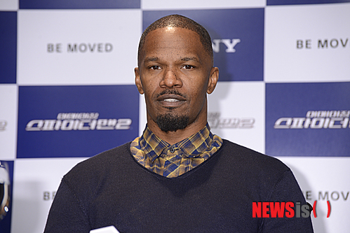 【도쿄=뉴시스】김태은 문화전문기자 = 마블 만화를 원작으로 한 할리우드 영화 ‘어메이징 스파이더맨2’(감독 마크 웹)가 31일 오후 일본 도쿄 리츠칼튼 호텔에서 아시아 투어 기자회견을 열었다. 제작자 애비 애러드(66), 매슈 톨마치, 감독 마크 웹(40)과 주연배우 앤드루 가필드(31), 에마 스톤(26), 악역으로 이번 2편에 새로 합류한 제이미 폭스(47)가 참석한 가운데 일본 기자들에 이어 한국 취재진을 만났다.&nbsp; 스파이더맨을 연기하며 가볍고 날쌘 액션을 펼쳐온 가필드는 “동양 무술배우 브루스 리(이소룡)를 모델로 삼았다. 스파이더맨은 신체적 힘보다는 나름 재치와 유머가 있는 캐릭터로 세계 수백만명의 마른 아이들에게 희망을 줬다”며 영화에서처럼 속사포처럼 말을 쏟아냈다.&nbsp; “토르처럼 근육질은 아니지만 쫄쫄이 의상을 입어야하기 때문에 산 만한 덩치가 되지 않도록 나름대로 훈련을 해 체지방을 3~4%로 유지하는 것은 무척 힘들었다”고도 털어놓았다.&nbsp; 마블코믹스가 만든 히어로 캐릭터들이 모인 ‘어벤져스’ 시리즈에 가세하는 것에 대해서는 “토니 스타크와는 잘 안 맞을 것 같고, 토르는 말이 많다고 싫어할 것 같다. 캡틴 아메리카는 시끄럽게 군다고 짜증낼 것 같다. 그래도 팀 플레이에 참여하는 것은 의미 있으리라 본다. 하지만 내 상상속에서는 가능하지만 현실에서 가능성 여부는 내 소관이 아니다. 높은 빌딩에서 일하는 분들이 말할 수 있을 것 같다”고 말했다.&nbsp; 제작자 톨마치는 “내가 그 높은 빌딩에서 일하는 사람이라 대답할 수 있다”며 “현재로서는 크로스오버 출연 계획은 없고, 스파이더맨의 유니버스를 좀 더 확장시키는 것을 고려하고 있다. ‘어메이징 스파이더맨2’의 속편과 함께 관련 영화들을 가까운 시일 내 선보일 것”이라고 전했다.&nbsp; ‘어메이징 스파이더맨’을 찍으면서 가필드와 실제 연인으로 발전한 에마 스톤은 남자친구가 자신보다 세상을 구하는데 더 힘쓴다면 어떨 것 같느냐는 질문에 자신이 맡은 역할인 그웬 스테이시를 존경한다는 답을 내놨다.&nbsp; “그웬의 아버지는 뉴욕시 경찰로 목숨을 걸고 시민을 지킨다. 1편에서 ‘아버지가 아침에 권총을 허리에 차고 나갈 때마다 두렵다’는 대사가 나오는데, 아버지는 결국 마지막에 목숨을 거둔다. 세상의 영웅이 되는 것이 얼마나 힘든지를 알고, 자신도 그런 소망을 가지고 있기에 그웬은 사람들을 돕기 위해 의학을 전공하게 된다”는 것이다. “다른 사람들을 위해 목숨을 거는 경찰관 부인과 파트너들은 정말 대단하다고 생각한다. 나는 그웬 스테이시와 그 파트너들 모두를 존경한다”고 덧붙였다.&nbsp; 마크 웹 감독도 “스파이더맨은 그웬 스테이시 덕분에 더더욱 사람들을 구하려고 하는 힘을 얻게 된다”고 거들었다.&nbsp; 한편 에마 스톤은 “감사합니다”, “안녕히 돌아가세요” 등 연습한 한국어로 말해 박수를 받기도 했다. “한국, 서울, 아리랑, K팝, 지나도 좋아한다”며 “다시 뵐 수 있었으면 좋겠다”고 바랐다.&nbsp; 가필드도 질세라 “에마 스톤보다 내가 한국과 서울을 더 좋아하고 불고기도 좋아한다”며 웃음을 낳았다. 기사을 급히 타이핑하는 기자들의 동작을 따라 타이핑하는 손짓을 흉내내기도 하면서 “타이핑하느라고 고생했다”는 장난기 어린 멘트도 던졌다.&nbsp; ‘스파이더맨2’는 2012년 개봉한 스파이더맨 리부트 영화 ‘어메이징 스파이더맨1’의 후속편이다. 한국에서는 4월24일 개봉을 앞두고 있다.&nbsp; tekim@newsis.com 