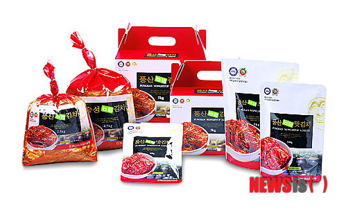 【안동=뉴시스】김진호 기자 = 1일 경북 안동의 농·특산품인 '풍산김치'가 중동지역 두바이로 첫수출된다. 이날 수출길에 오른 풍산김치는 풍산김치공장에서 500g, 1㎏, 10㎏ 단위로 플라스틱 포장된 총 6630㎏으로 배추김치와 총각김치, 갓김치, 열무김치, 깍두기 김치, 파김치 등 8종이다. 2014.04.01 (사진= 안동시 제공) photo@newsis.com