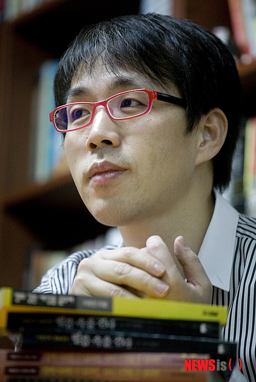 【서울=뉴시스】박영주 기자 = 영화평론가 이동진(46)이 SBS 파워FM(107.7㎒)의 DJ가 됐다. 음악, 영화, 책을 통해 감동을 얻고자 하는 사람들을 위한 프로그램 ‘이동진의 그럼에도 불구하고’를 진행한다. 문화 전반에 걸쳐 새롭고 깊이 있는 내용을 쉽게 풀어 전달한다. 프로그램 제목을 직접 지은 이씨는 “모두가 한 가지만 바라볼 때 잊힌 것들을 살펴볼 수 있는 프로그램이 되길 바란다는 뜻”이라며 “다수가 좋아하지 않더라도, ‘그럼에도 불구하고’ 의미 있는 콘텐츠라면 기꺼이 다룰 것”이라고 전했다. 코너의 절반 이상이 음악 관련이며 선곡도 한다. 매주 ‘이 주의 뮤지션’을 정해 한 주 동안 한 가수의 음악을 적게는 다섯 곡에서 많게는 서른 곡까지도 들려줄 예정이다. “절대 어려운 프로그램이 아니다. ‘그럼에도 불구하고’ 취향이 맞는 친구들이 모여 있는 카페 같은 곳이 되면 좋겠다”는 바람이다. 15일 첫 방송되며 매일 오전 2~3시에 방송된다. gogogirl@newsis.com