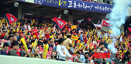 【광주=뉴시스】류형근 기자 = 1일 오후 광주 북구 광주-기아챔피언스필드에서 KIA 타이거즈 대 NC 다이노스의 광주 홈 개막 경기가 펼쳐지고 있는 가운데 관중들이 열광하고 있다. 2014.04.01.&nbsp; hgryu77@newsis.com 