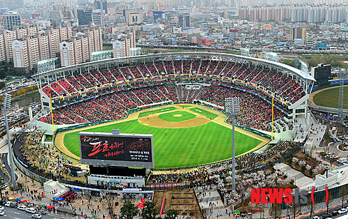 【광주=뉴시스】배동민 기자 = 1일 오후 광주 북구 광주-기아챔피언스필드에서 KIA 타이거즈 대 NC 다이노스의 광주 홈 개막 경기가 펼쳐지고 있다. 소방 항공대 헬기를 이용해 하늘에서 바라본 챔피언스필드에서 야구팬들이 경기를 관람하고 있다.(헬기조정:광주시 소방항공대 기장 박창순, 부기장 장화식) 2014.04.01&nbsp; guggy@newsis.com