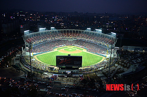 【광주=뉴시스】류형근 기자 = 1일 오후 광주 북구 광주-기아챔피언스필드에서 KIA 타이거즈 대 NC 다이노스의 광주 홈 개막 경기가 펼쳐지고 있다. 소방 항공대 헬기를 이용해 하늘에서 바라본 챔피언스필드에서 야구팬들이 경기를 관람하고 있다.(헬기조정:광주시 소방항공대 기장 박창순, 부기장 장화식) 2014.04.01&nbsp; hgryu77@newsis.com
