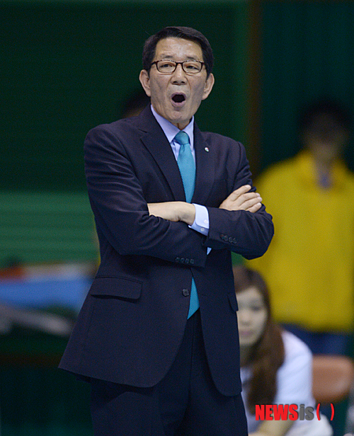 【평택=뉴시스】박영태 기자 = 2일 오후 경기도 평택의 이충문화체육센터 실내체육관에서 열린 2013-2014 프로배구리그 챔피언결정전 GS 칼텍스와 IBK 기업은행의 4차전 경기에서 GS 이선구 감독이 선수들에게 작전지시를 내리고 있다. 2014.04.02. since1999@newsis.com