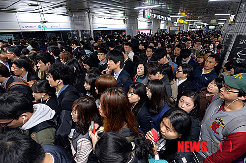 【서울=뉴시스】박문호 기자 = 서울 지하철 4호선 열차가 서울 용산구 숙대입구역과 삼각지역 사이에서 탈선해 서울역에서 사당역 구간 지하철 하행선 운행이 전면 중단된 3일 오전 서울 지하철 사당역 4호선 역사가 출근 인파로 가득하다.&nbsp; 이날 오전 5시12분께 서울 지하철 4호선 삼각지역에서 시흥 기지로 회송되던 빈 열차 10량 가운데 두 번째 칸이 탈선하는 사고가 발생했다. 사고 차량에는 승객 없이 기관사 1명이 타고 있었으며 인명피해는 없었다. 2014.04.03.&nbsp; go2@newsis.com