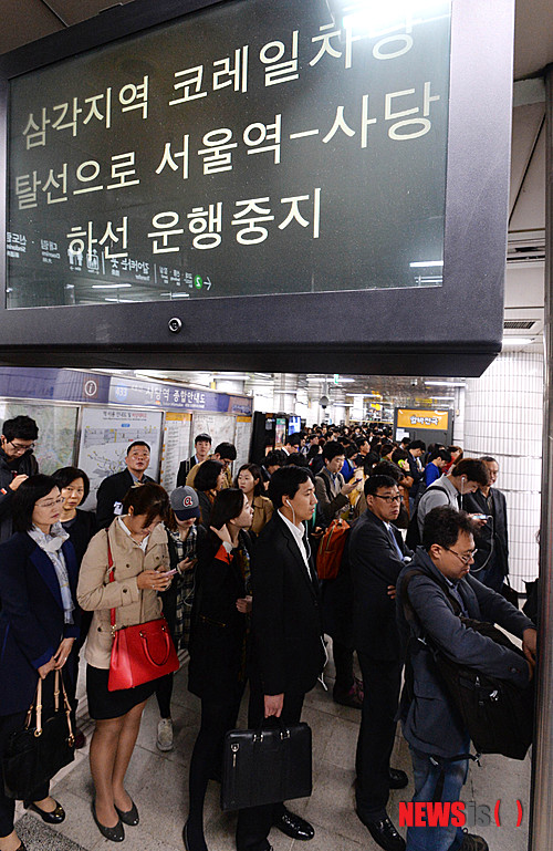 【서울=뉴시스】박문호 기자 = 서울 지하철 4호선 열차가 서울 용산구 숙대입구역과 삼각지역 사이에서 탈선해 서울역에서 사당역 구간 지하철 하행선 운행이 전면 중단된 3일 오전 서울 지하철 사당역 4호선 역사가 출근 인파로 가득하다.&nbsp; 이날 오전 5시12분께 서울 지하철 4호선 삼각지역에서 시흥 기지로 회송되던 빈 열차 10량 가운데 두 번째 칸이 탈선하는 사고가 발생했다. 사고 차량에는 승객 없이 기관사 1명이 타고 있었으며 인명피해는 없었다. 2014.04.03.&nbsp; go2@newsis.com