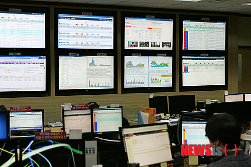 【서울=뉴시스】= 24시간 365일&nbsp; 전원, 항온항습, 보안시스템 등 모든 IDC 시스템을 통합 관리, 통제하는 LG유플러스 가산IDC센터의 통합관제실의 모습. 2014.04.03.(사진 = LG유플러스 제공)&nbsp;&nbsp; photo@newsis.com