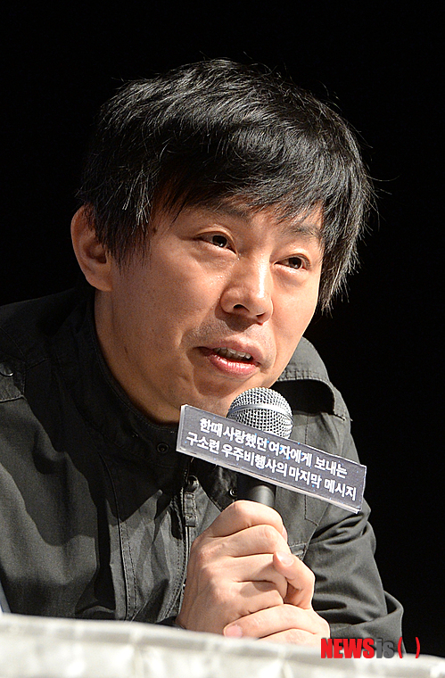 【서울=뉴시스】박상훈 기자 = 3일 오전 서울 명동예술극장에서 열린 연극 '한때 사랑했던 여자에게 보내는 구소련 우주비행사의 마지막 메시지' 제작발표회에서 이언, 베르나르 역의 최덕문이 취재진의 질문에 답하고 있다. '구소련 우주비행사의 마지막 메시지'는 스코틀랜드 대표작가로 부상하고 있는 데이빗 그레이그(David Greig)의 화제작으로 명동예술극장에서 4월 16일부터 5월 11일까지 국내 초연된다. '저 밑에 사람들, 아무래도 우릴 잊어버린 것 같아'로 시작하는 작품은 소련 우주비행사 2명이 우주미아가 되어 떠돌고 있다는 설정에서 출발해 지구촌 인간 군상들이 우연인 듯 필연인 듯 순간적 접속을 경험한다는 내용으로, 서로 소통하고자 신호를 보내지만 사라지는 수많은 메시지처럼 광활한 우주 속 끊임없이 엇갈리는 우리의 자화상을 담고 있다. 2014.04.03. hyalinee@newsis.com