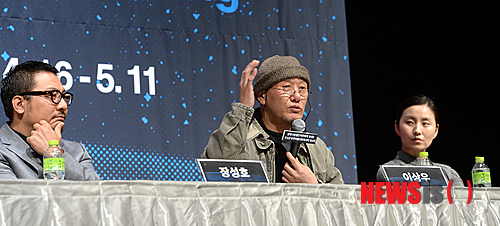 【서울=뉴시스】박상훈 기자 = 3일 오전 서울 명동예술극장에서 열린 연극 '한때 사랑했던 여자에게 보내는 구소련 우주비행사의 마지막 메시지' 제작발표회에서 이상우 연출이 취재진의 질문에 답하고 있다. '구소련 우주비행사의 마지막 메시지'는 스코틀랜드 대표작가로 부상하고 있는 데이빗 그레이그(David Greig)의 화제작으로 명동예술극장에서 4월 16일부터 5월 11일까지 국내 초연된다. '저 밑에 사람들, 아무래도 우릴 잊어버린 것 같아'로 시작하는 작품은 소련 우주비행사 2명이 우주미아가 되어 떠돌고 있다는 설정에서 출발해 지구촌 인간 군상들이 우연인 듯 필연인 듯 순간적 접속을 경험한다는 내용으로, 서로 소통하고자 신호를 보내지만 사라지는 수많은 메시지처럼 광활한 우주 속 끊임없이 엇갈리는 우리의 자화상을 담고 있다. 2014.04.03. hyalinee@newsis.com