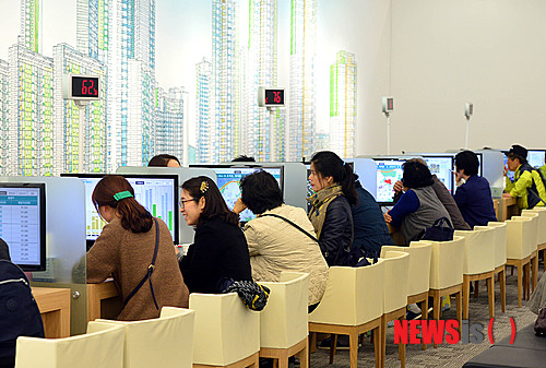 【서울=뉴시스】박문호 기자 = 올해 첫 서울 강남 재건축 관련 분양이 본격적으로 시작된 4일 오후 서울 송파구 문정동 래미안 갤러리에서 방문객들이 상담을 받고 있다.&nbsp; 삼성물산과 현대건설은 서울 강동구 고덕동 670번지 고덕시영을 헐고 전용면적 84~192㎡, 총 3,658가구를 짓는 고덕 래미안 힐스테이트 분양에 나섰다. 이 중 일반분양 되는 1,114가구의 분양가는 3.3㎡당 평균 1,950만 원이다. 2014.04.04.&nbsp; go2@newsis.com