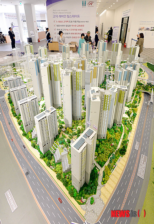 【서울=뉴시스】박문호 기자 = 올해 첫 서울 강남 재건축 관련 분양이 본격적으로 시작된 4일 오후 서울 송파구 문정동 래미안 갤러리에서 방문객들이 모델하우스를 둘러보고 있다.&nbsp; 삼성물산과 현대건설은 서울 강동구 고덕동 670번지 고덕시영을 헐고 전용면적 84~192㎡, 총 3,658가구를 짓는 고덕 래미안 힐스테이트 분양에 나섰다. 이 중 일반분양 되는 1,114가구의 분양가는 3.3㎡당 평균 1,950만 원이다. 2014.04.04.&nbsp; go2@newsis.com