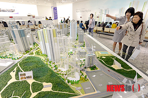 【서울=뉴시스】박문호 기자 = 올해 첫 서울 강남 재건축 관련 분양이 본격적으로 시작된 4일 오후 서울 송파구 문정동 래미안 갤러리에서 방문객들이 모델하우스를 둘러보고 있다.&nbsp; 삼성물산과 현대건설은 서울 강동구 고덕동 670번지 고덕시영을 헐고 전용면적 84~192㎡, 총 3,658가구를 짓는 고덕 래미안 힐스테이트 분양에 나섰다. 이 중 일반분양 되는 1,114가구의 분양가는 3.3㎡당 평균 1,950만 원이다. 2014.04.04.&nbsp; go2@newsis.com