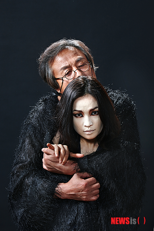  【서울=뉴시스】이재훈 기자 = "여자인 제가 '메피스토'를 맡게 된 이유요? 남자를 유혹하고 타락의 길로 빠져들게 하는데 여자가 더 셈세하고 매력적으로 그려질 수 있어서 아닐까요."&nbsp; 독일 문호 괴테의 희곡 '파우스트'를 재해석한 연극 '메피스토'에서 타이틀롤을 맡은 전미도(32)는 이같이 밝혔다.&nbsp; realpaper7@newsis.com