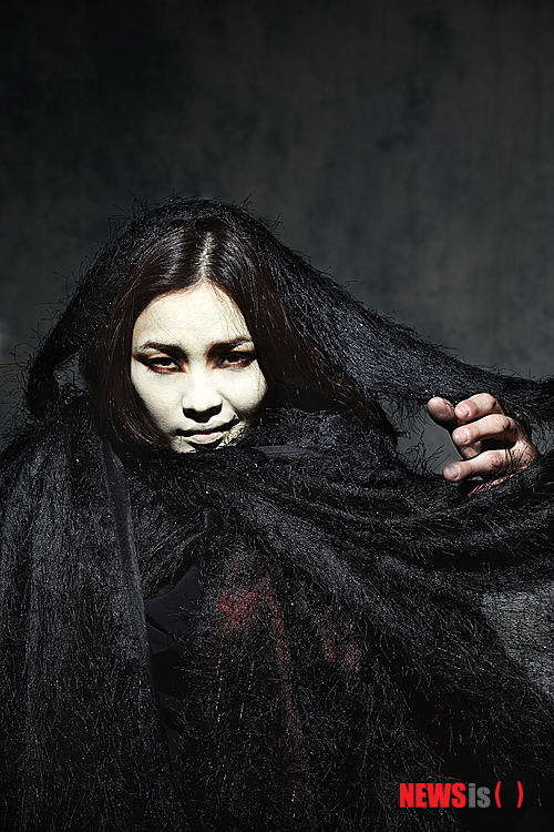  【서울=뉴시스】이재훈 기자 = "여자인 제가 '메피스토'를 맡게 된 이유요? 남자를 유혹하고 타락의 길로 빠져들게 하는데 여자가 더 셈세하고 매력적으로 그려질 수 있어서 아닐까요."&nbsp; 독일 문호 괴테의 희곡 '파우스트'를 재해석한 연극 '메피스토'에서 타이틀롤을 맡은 전미도(32)는 이같이 밝혔다.&nbsp; realpaper7@newsis.com