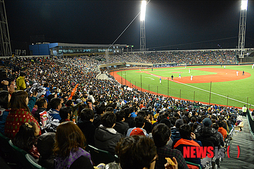 【울산=뉴시스】장지승 기자 = 4일 울산 문수야구장에서 열린 '2014 한국야쿠르트 세븐 프로야구' 삼성 라이온즈와 롯데 자이언츠의 경기가 만원 관중으로 울산시민의 야구 사랑을 느끼게 하고 있다. 2014.04.04.&nbsp; jjs@newsis.com