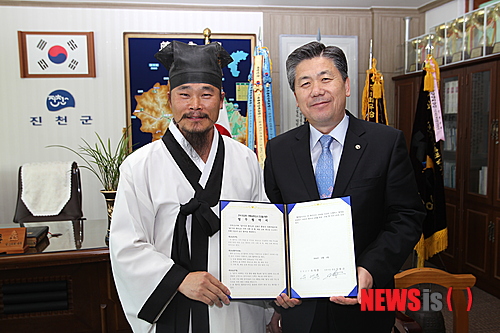  【진천=뉴시스】강신욱 기자 = '청학동 훈장'으로 알려진 김봉곤 우리문화나눔 이사장이 충북 진천지역 학생과 주민을 대상으로 예절문화 보급에 나선다. 지난 4일 김 이사장이 진천군수 집무실에서 유영훈 군수와 인성 함양 예절학교 업무 협약을 하고 있다. 2014.04.05. (사진=진천군청 제공)&nbsp; photo@newsis.com 