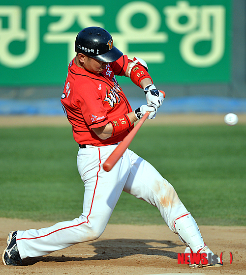 【광주=뉴시스】한국프로야구를 대표하던 포수 박경완(42) SK 와이번스 2군 감독이 성대한 은퇴식을 마지막으로 그라운드에 완전히 작별을 고했다. 사진은 지난해 6월16일 광주 KIA전에서 타격을 하고 있는 박 감독의 모습. (사진 = 뉴시스 DB)
