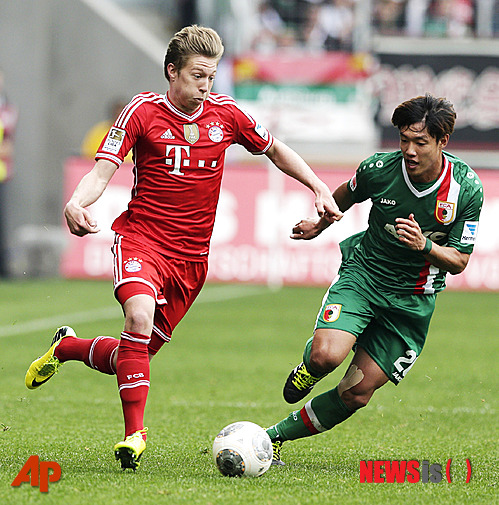 【아우크스부르크(독일)=AP/뉴시스】홍정호(25·오른쪽)가 6일(한국시간) 독일 아우크스부르크의 임펄스 아레나서 열린 소속팀 아우크스부르크와 바이에른 뮌헨의 올 시즌 분데스리가 29라운드 경기에 중앙 수비수로 선발 출전해 75분 간 활약하며 팀의 1-0에 기여했다 사진은 뮌헨의 신예 미드필더 미첼 바이저를 막고 있는 홍정호의 모습.