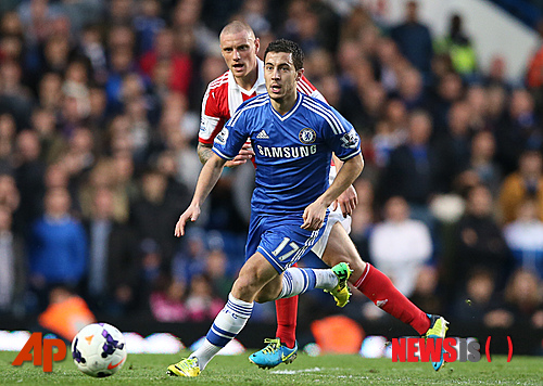 【런던(영국)=AP/뉴시스】벨기에 대표팀 에이스 에당 아자르(23)이 대표팀에 이어 소속팀 첼시에서도 배번 10번을 달게 됐다.&nbsp; 사진은 지난 4월6일(한국시간) 영국 런던의 스탬포드 브리지에서 열린 첼시와 스토크 시티의 2013~2014 잉글랜드 프리미어리그(EPL) 33라운드(3-0 승)에 출전한 아자르(사진 앞)