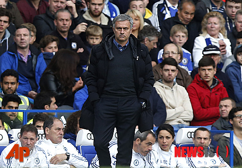 【런던(영국)=AP/뉴시스】레알 마드리드(스페인)가 2013~2014시즌 유럽축구연맹(UEFA) 챔피언스리그 결승에 선착하면서 결승전이 첼시(잉글랜드)와의 '무리뉴 더비'로 이뤄질 지 에 관심이 집중되고 있다.&nbsp; 사진은 스토크 시티와의 잉글랜드 프리미어리그 33라운드 경기를 지휘하고 있는 조제 무리뉴(51) 첼시 감독의 모습.