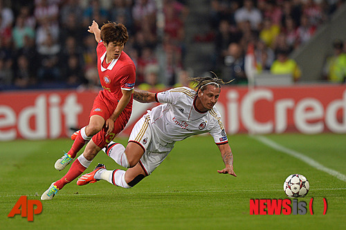 【에인트호벤=AP/뉴시스】박지성(33)이 45분간 활약한 가운데 소속팀 PSV에인트호벤은 6일(한국시간) 네덜란드 헤렌벤의 아베 렌스트라 슈타디온에서 열린 SC헤렌벤과의 2013~2014 네덜란드 프로축구 에레디비지에 31라운드 원정경기에서 0-3으로 완패했다. 사진은 지난해 8월 유럽축구연맹(UEFA) 챔피언스리그 2013~2014시즌 플레이오프 1차전 PSV아인트호벤과 AC밀란의 홈경기에 선발로 출전한 박지성의 모습. (사진=뉴시스DB) 2014.4.6 