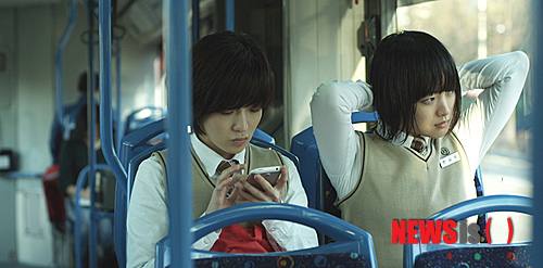 【서울=뉴시스】박영주 기자 = 영화 ‘한공주’(감독 이수진)가 제28회 프리부르 국제영화제에서 대상을 받았다. 지난달 29일부터 4월5일까지 열린 스위스 프리부르 국제영화제는 유럽 문화의 다양성 증진을 위해 라틴아메리카와 아시아 작품을 주로 소개해왔다. 2011년 이창동 감독의 ‘시’가 대상, 김태용 감독의 ‘만추’가 청년심사위원상을 수상했다. 이수진 감독은 “수상 소식을 듣고 매우 기뻤다. 내 영화를 지지해준 심사위원들에게 감사한다. 개인적인 사정으로 영화제에 참석 못 해 아쉽다. 다음에 좋은 영화로 또 찾아뵐 수 있었으면 좋겠다. 앞으로도 좋은 영화 만들겠다”고 전했다. 앞서 ‘한공주’는 제18회 부산국제영화제 CGV무비꼴라쥬상과 시민평론가상, 제13회 마라케시 국제영화제와 제43회 로테르담 국제영화제의 대상 격인 금별상과 타이거상, 제16회 도빌 아시아영화제에서는 심사위원상 국제비평가상 관객상 3관왕을 차지했다. ‘한공주’는 예기치 못한 사건으로 친구를 잃고 쫓기듯 전학을 가게 된 ‘공주’가 새로운 곳에서 아픔을 이겨내고 세상 밖으로 나가려는 이야기이다. 17일 개봉한다. gogogirl@newsis.com