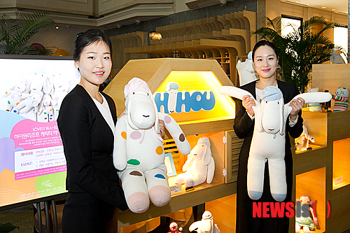 【정선=뉴시스】홍춘봉 기자 = 강원 정선군&nbsp;하이원리조트와 세계적인 프리미엄 인형업체 블라블라가 손잡고 개발한 하이하우 인형이 시판에 들어간 가운데 7일 하이원리조트 직원들이 하이하우 인형을 들고 있다. 2014.04.07. (사진=하이원리조트 제공)&nbsp;&nbsp; photo@newsis.com 