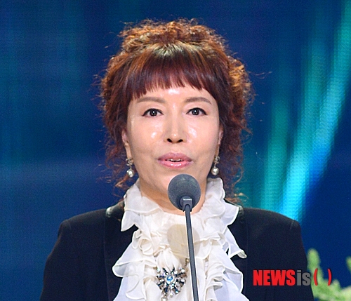 【서울=뉴시스】유상우 기자 = 드라마 제작사 ㈜초록뱀미디어가 드라마작가 문영남(54)씨와 집필 계약을 했다.&nbsp; 문씨는 KBS 2TV 드라마 ‘왕가네 식구들’ ‘수상한 삼형제’, SBS TV ‘조강지처 클럽’ 등의 극본을 썼다.&nbsp; 초록뱀미디어는 2000년 설립 이후 드라마 ‘올인’ ‘불새’ ‘주몽’ ‘추노’ ‘하이킥’ ‘일지매’ ‘오작교 형제들’ ‘인현왕후의 남자’ '나인' 등을 제작했다.&nbsp; 2011년부터는 예능 프로그램도 제작했다. SBS TV ‘일요일이 좋다, 서바이벌 오디션 K팝 스타’ 시즌 1~3을 만들었다.&nbsp; 중국어권 진출을 위해 6월 대만 CTI에서 방송될 16부작 HD드라마 ‘세이 아이 러브 유’의 공동제작 계약도 했다.&nbsp; swryu@newsis.com 