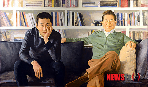 【서울=뉴시스】이원희 '김용건, 하정우 부자'(97×162㎝, 캔버스에 유채, 2014)