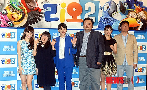 【서울=뉴시스】박찬수 기자 = 그룹 소녀시대 멤버 써니(왼쪽 첫번째)와 제국의아이들 멤버 임시완(왼쪽 세번째)이 8일 오전 서울 영등포구 여의도동 CGV여의도에서 열린 애니메이션 '리오2' 제작보고회에서 참여 성우들과 함께 포즈를 취하고 있다.&nbsp; 사람과 함께 사는 도시형 앵무새 '블루' 가족의 아마존 정글 모험을 그린 애니메이션 리오2는 오는 5월 1일 개봉한다. 2014.04.08.&nbsp; redchacha1@newsis.com