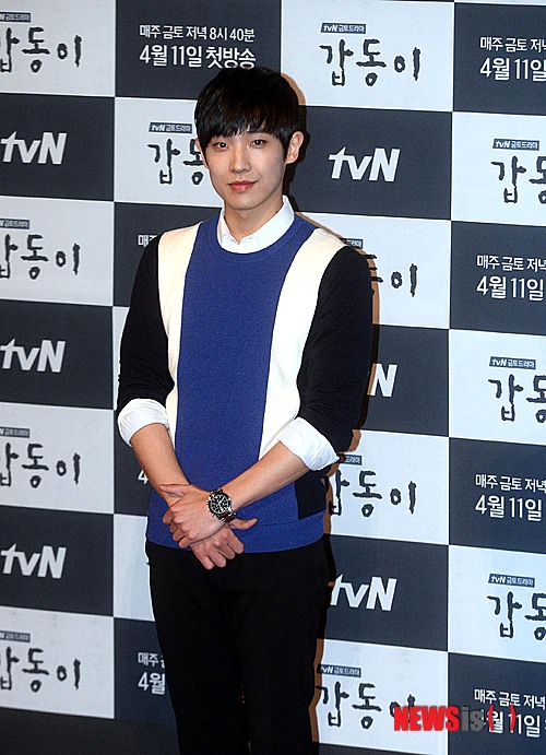 【서울=뉴시스】박찬수 기자 = 가수 겸 배우 이준이 8일 오후 서울 용산구 한강대로 CGV용산에서 열린 tvN 드라마 '갑동이' 제작발표회에서 포즈를 취하고 있다.&nbsp; 드라마 갑동이는 가상도시인 '일탄'에서 벌어진 연쇄살인사건을 배경으로 한 20부작 미스터리 감성 추적극으로 오는 11일 첫방송 된다. 2014.04.08.&nbsp; redchacha1@newsis.com