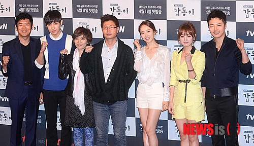 【서울=뉴시스】박찬수 기자 = 배우 성동일(왼쪽부터), 이준, 권음미 작가, 조수원 감독, 배우 김민정, 김지원, 윤상현이 8일 오후 서울 용산구 한강대로 CGV용산에서 열린 tvN 드라마 '갑동이' 제작발표회에서 포즈를 취하고 있다.&nbsp; 드라마 갑동이는 가상도시인 '일탄'에서 벌어진 연쇄살인사건을 배경으로 한 20부작 미스터리 감성 추적극으로 오는 11일 첫방송 된다. 2014.04.08.&nbsp; redchacha1@newsis.com