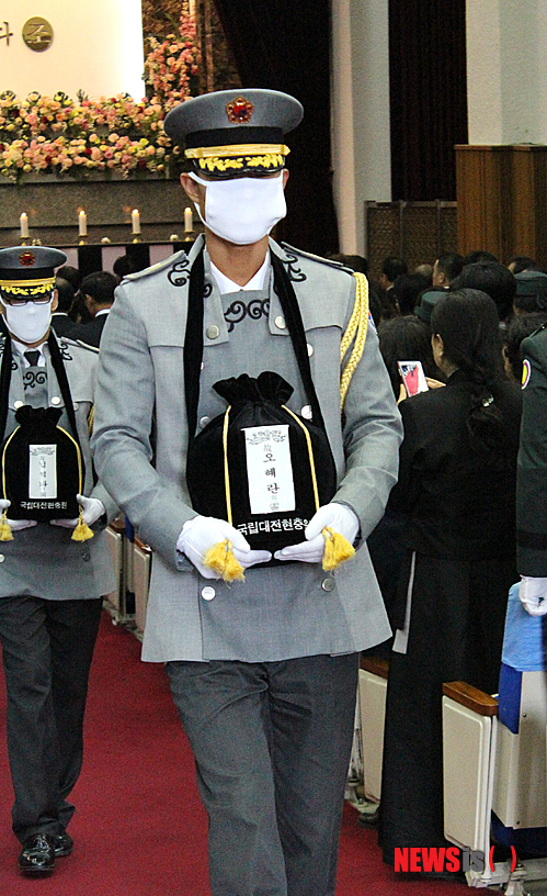【대전=뉴시스】문승현 기자 = 지난해 10월 직속상관의 성관계 요구 등에 시달리다 스스로 목숨을 끊은 오혜란 육군대위의 영현이 8일 오후 국립대전현충원 현충관에서 안장의식을 한 뒤 묘역을 향해 옮겨지고 있다. 군은 최근 오혜란 대위의 죽음을 순직으로 인정, 오 대위는 이날 대전현충원 장교4묘역에 안장됐다. 2014.04.08. younie@newsis.com