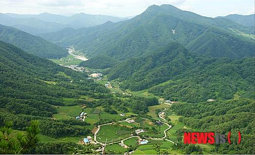 【서울=뉴시스】유상우 기자 = 국립민속박물관은 이달부터 11월까지 강원도의 ‘맛’과 ‘이야기’가 있는 가족 여행 ‘가자! 1박 2일 민속 마을로 떠나요’ 현장체험 교육 프로그램을 운영한다.&nbsp; 2004년 시작해 올해로 10주년을 맞이한 이 프로그램은 2014년 강원 민속문화의 해 사업과 연계해 마련됐다.&nbsp; 강원도의 예산 지원으로 ▲고성군 소똥령마을 ▲영월군 삼굿마을 ▲평창군 수동마을 ▲화천군 동촌리 마을 등 강원 지역 4개 군 4개 마을에서 13회에 걸쳐 진행한다.&nbsp; 첫 여행은 26~27일 강원도 화천 동촌리 마을에서 시작된다.&nbsp; 참여는 14일까지 국립민속박물관 어린이박물관 누리집(www.kidsnfm.go.kr)에서 하면 된다. /swryu@newsis.com 