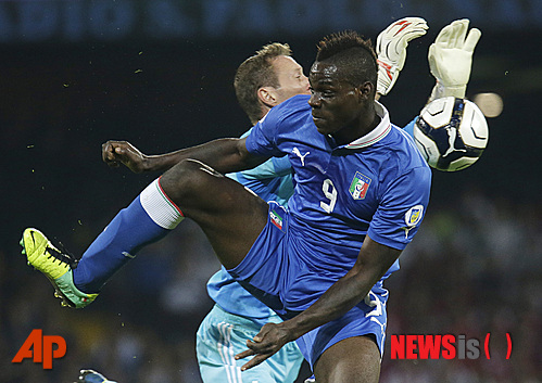 【나폴리(이탈리아)=AP/뉴시스】마리오 발로텔리(24·이탈리아)가 2014브라질월드컵에서 '악동'의 이미지를 깨는 대활약을 펼칠 지 주목된다.&nbsp; 사진은 지난해 10월16일(한국시간) 아르메니아와의 브라질월드컵 유럽 B조 최종예선전에서 상대 골키퍼와 볼 경합 중인 발로텔리의 모습. 이날 이탈리아는 발로텔리의 동점골로 아르메니아와 2-2로 비겼다. 