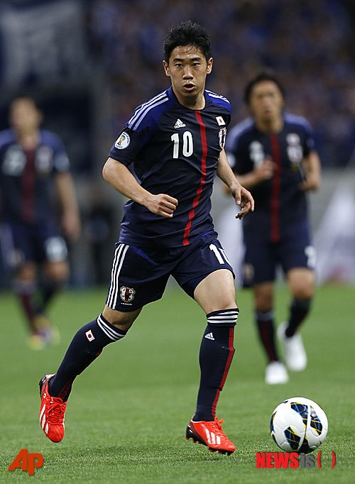 FILE - In this June 4, 2013, file photo, Japan's Shinji Kagawa controls the ball during their Asian zone Group B qualifying soccer match against Australia for the 2014 World Cup in Saitama, near Tokyo. Japan reached the knockout stage in 2010 at the World Cup in South Africa and outperformed Australia in qualifying to claim 17 points from eight games. (AP Photo/Shuji Kajiyama, File)