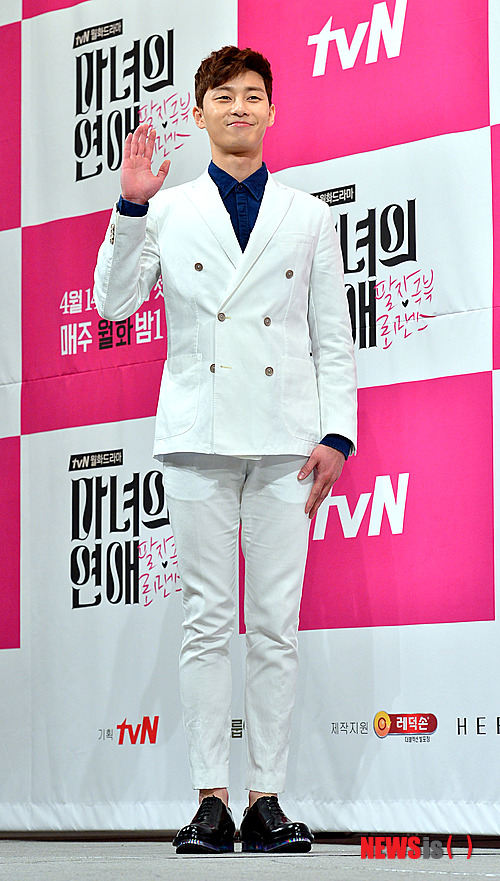 【서울=뉴시스】조종원 기자 = 9일 오후 서울 강남구 임피리얼 팰리스에서 열린 tvN 드라마 '마녀의 연애' 제작발표회에서 배우 박서준이 포즈를 취하고 있다.&nbsp; tvN 드라마 '마녀의 연애'는 자발적 싱글녀 반지연(배우 엄정화)과 그녀에게 느닷없이 찾아온 연하남 윤동하(배우 박서준)의 로맨스를 그린 작품이다. 2014.04.09.&nbsp; choswat@newsis.com