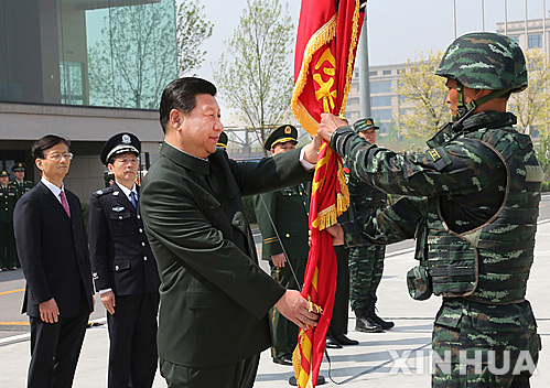 【베이징=신화/뉴시스】지난 9일 시진핑(習近平) 국가주석이 베이징 교외에 있는 무장경찰부대 특수경찰대학을 시찰해 반테러특수부대 소속 병사에게 깃발을 수여하고 있다. 중국 언론에 따르면 시 주석은 최근 특수경찰부대, 공군기관 및 NSC 등 기관에서 한주 동안 3차례 국가 안전을 언급했다면서 국가 안전이 중요한 단어로 부상했다고 전했다. 2014.04.20