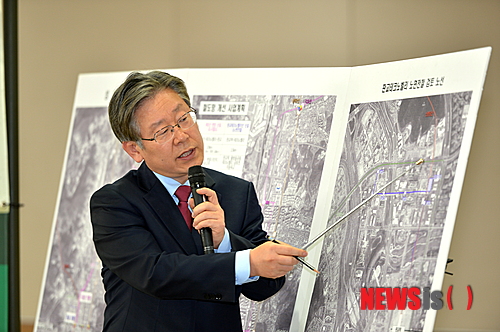 【성남=뉴시스】 이정하 기자 = 이재명 경기 성남시장이 10일 시청 한누리실에서 기자회견을 열어 지하철 8호선을 신분당선 판교역까지 연장하고, 판교역에서 테크노밸리를 연결하는 '판교트램(노면전차)'을 설치하겠다고 밝혔다. 2014.04.10&nbsp; photo@newsis.com