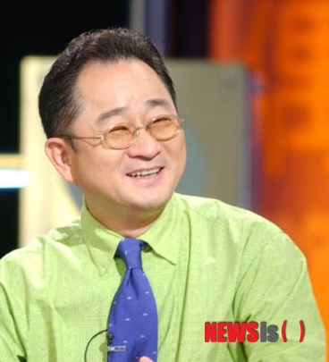 【서울=뉴시스】손정빈 기자 = MC 이홍렬(60)이 개그맨으로 돌아온다.&nbsp; MBC TV '코미디에 빠지다' 후속 '코미디의 길'에 출연한다. 이홍렬이 MBC 코미디 프로그램에 출연하는 것은 '오늘은 좋은 날' 이후 20년 만이다.&nbsp; '코미디의 길'은 콘서트 형식의 공개 코미디와 비공개 녹화 코너가 결합한 형태의 새로운 형식의 프로그램이다. 그래서 제목도 '코미디의 길'이다.&nbsp; 이홍렬의 모습은 '코미디의 길'의 코너인 '다큐 코미디'에서 볼 수 있다. '다큐 코미디'는 환갑이 된 이홍렬이 아직 코미디에 열정이 남아있음을 깨닫고 다시 한 번 코미디에 도전하는 모습을 담은 다큐 형식의 개그 프로그램이다.&nbsp; 제작진은 "이홍렬씨가 새로운 코미디 스타일에 적응하기 위해 밑바닥부터 시작한다는 각오로 임하고 있다"며 "노장 개그맨의 애환과 페이소스를 코미디적인 요소와 버무려 담을 예정"이라고 밝혔다.&nbsp; 연출자 최원석 PD는 "베테랑답게 프로그램의 내용을 잘 파악하고 있어 첫 촬영을 성공적으로 마쳤다"고 전했다.&nbsp; 20일 첫 방송된다.&nbsp; jb@newsis.com