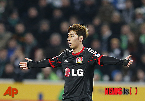 【묀헨글라트바흐(독일)=AP/뉴시스】독일 프로축구 분데스리가 바이어 레버쿠젠의 손흥민(22)이 오는 13일 오후 10시30분(한국시간) 독일 레버쿠젠의 바이 아레나에서 헤르타 베를린과 2013~2014 분데스리가 30라운드 홈경기를 치른다. 사진은 지난달 8일 묀헨글라트바흐와의 경기에서 결승골을 넣은 뒤 세러모니를 하고 있는 손흥민의 모습.2014.4.11. 