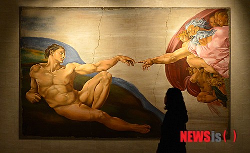 【서울=뉴시스】고승민 기자 = 11일 오전 서울 용산구 전쟁기념관에서 열린 '르네상스의 거장 미켈란젤로' 전에서 관계자가 그림 '아담의 탄생'을 살펴보고 있다.&nbsp; 이탈리아 바티칸박물관과 피렌체 우피치미술관이 기획하고 이탈리아 장인그룹 테크노아트와 복원작가들이 재현해낸 공인작품을 이탈리아에서 공수해 온 이번 전시회는 11일부터 오는 6월 22일까지 전쟁기념관 기획전시실에서 개최된다.&nbsp; 입장료는 일반 13,000원, 청소년 12,000원, 어린이 11,000원, 경로 8,000원. 문의 02) 523-9095. 2014.04.11.&nbsp;&nbsp; kkssmm99@newsis.com