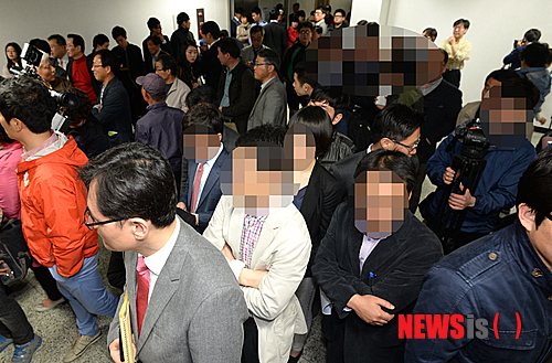 【대구=뉴시스】주기철 기자 = 칠곡 9세 여아를 때려 숨지게 한 혐의로 구속 기소된 계모 A(36)씨의 선고 공판일인 11일 오전 대구지법에서 방청을 위해 사람들이 줄지어 기다리고 있다. 2014.04.11. joo4620@newsis.com