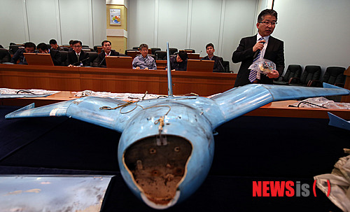 【대전=뉴시스】사진공동취재단 = 김종성 UAD 체계개발단장이 11일 대전 국방과학연구소에서 북 추정 무인기 중간조사결과를 발표하며 무인기에 탑재된 부품과 카메라 재원 등을 설명하고 있다. 2014.04.11. photo@newsis.com