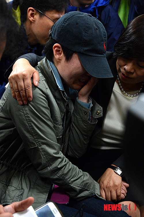 【울산=뉴시스】장지승 기자 = 11일 울산지방법원에서 8살 의붓딸을 때려 숨지게 한 박모씨에 대한 선고 공판에서 살인이 아닌 상해치사를 적용해 징역 15년이 선고되자 아이 친 어머니가 법정 앞을 떠나지 못하고 변호사에 기대 울고 있다. 2014.04.11.&nbsp; jjs@newsis.com