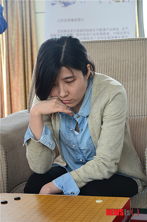 【서울=뉴시스】한국의 박지은 9단이 11일 중국 장쑤성 정옌시에서 열린 제4회 황룡사쌍등배 세계여자바둑대항전 제13국에서중국의 위즈잉 4단에 189수 만에 흑 불계승했다. 박지은 9단은 12일 같은 장소에서 우승을 놓고 중국의 왕천싱 5단과 제14국을 펼친다. (사진제공=한국기원)