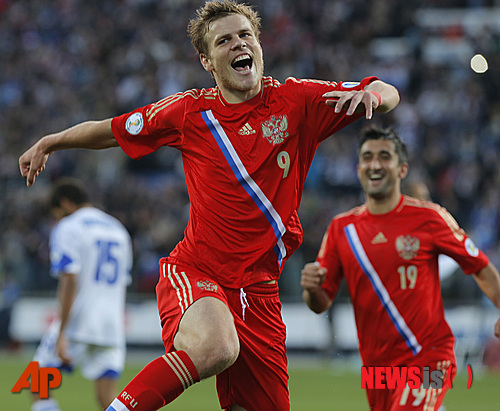 【상트페테르부르크(러시아)=AP/뉴시스】러시아의 신예 공격수 알렉산데르 코코린(23·디나모 모스크바) 8일(한국시간) 영국의 선데이 익스프레스가 브라질월드컵에 출전하는 신예들 중 선정한 유망주 6명에 이름을 올렸다.&nbsp;&nbsp;&nbsp;&nbsp; 사진은 지난해 9월11일 러시아의상트페테르부르크에서 열린 러시아와 이스라엘의 브라질월드컵 예선 이F조 8차전(3-1 승)에서 후반 7분 추가골을 터뜨리고 기뻐하는 코코린(사진 앞)